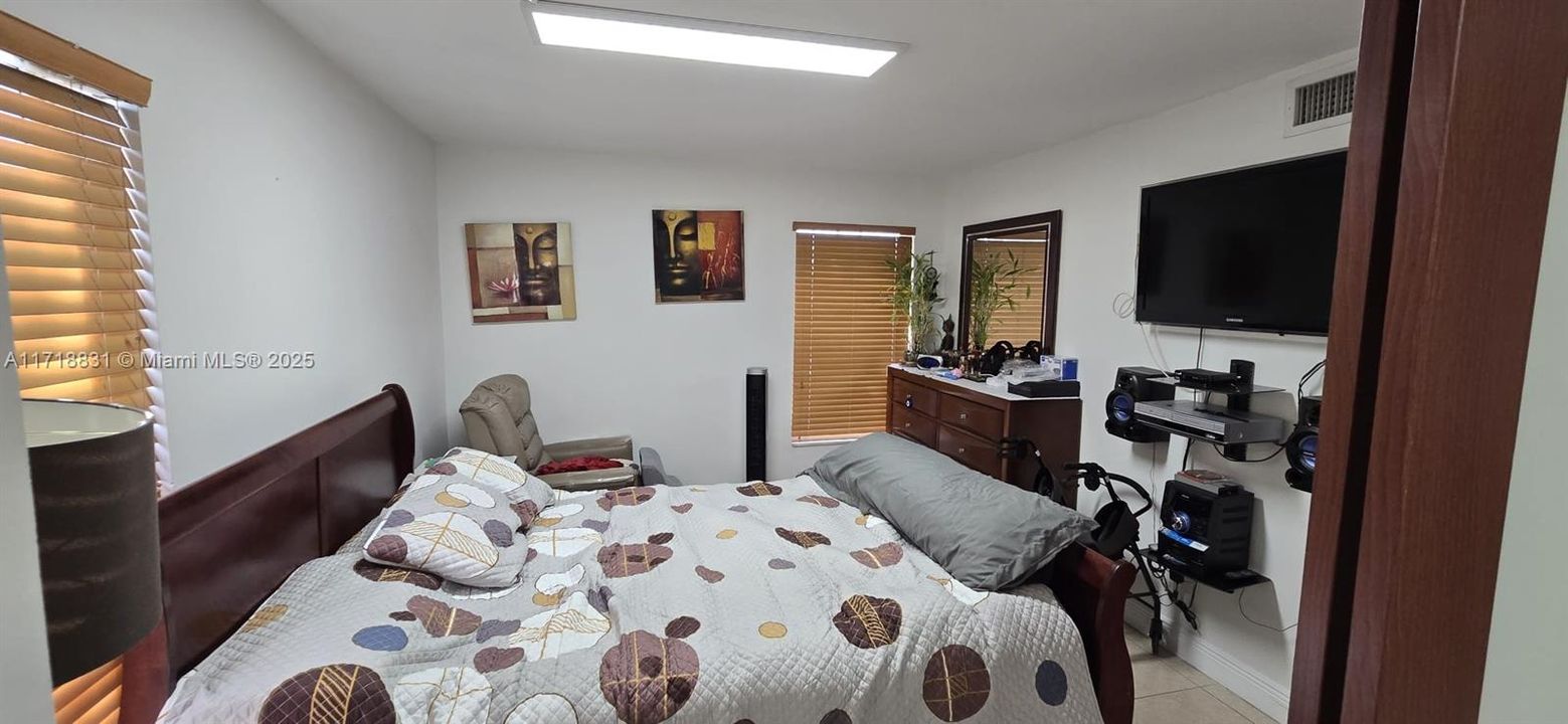 For Sale: $275,000 (2 beds, 2 baths, 938 Square Feet)