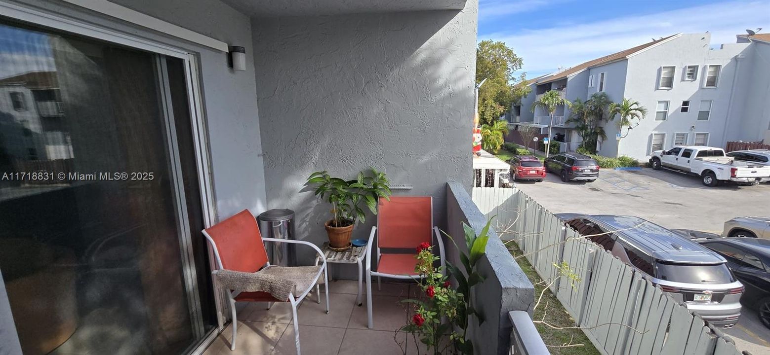 For Sale: $275,000 (2 beds, 2 baths, 938 Square Feet)