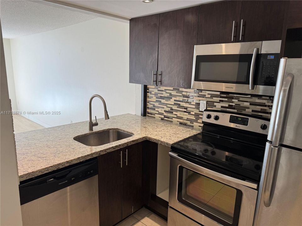 For Rent: $1,580 (1 beds, 1 baths, 826 Square Feet)