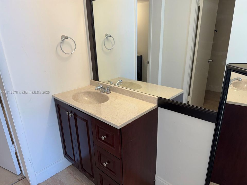 For Rent: $1,580 (1 beds, 1 baths, 826 Square Feet)