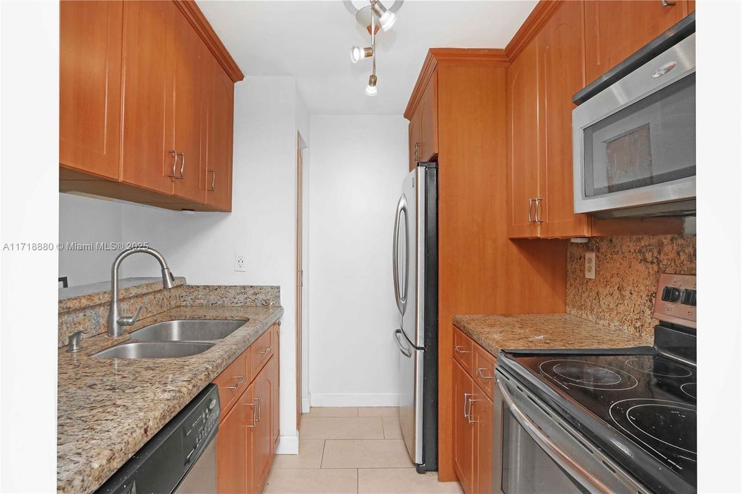 For Rent: $2,349 (2 beds, 2 baths, 827 Square Feet)