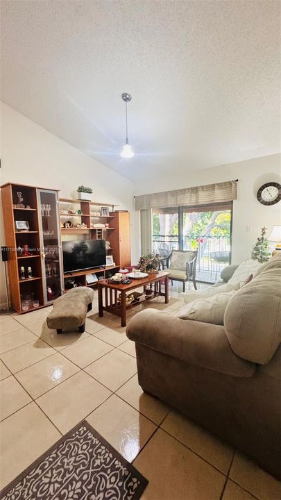 For Sale: $275,000 (2 beds, 1 baths, 867 Square Feet)