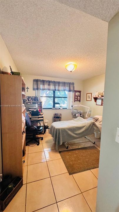 For Sale: $275,000 (2 beds, 1 baths, 867 Square Feet)