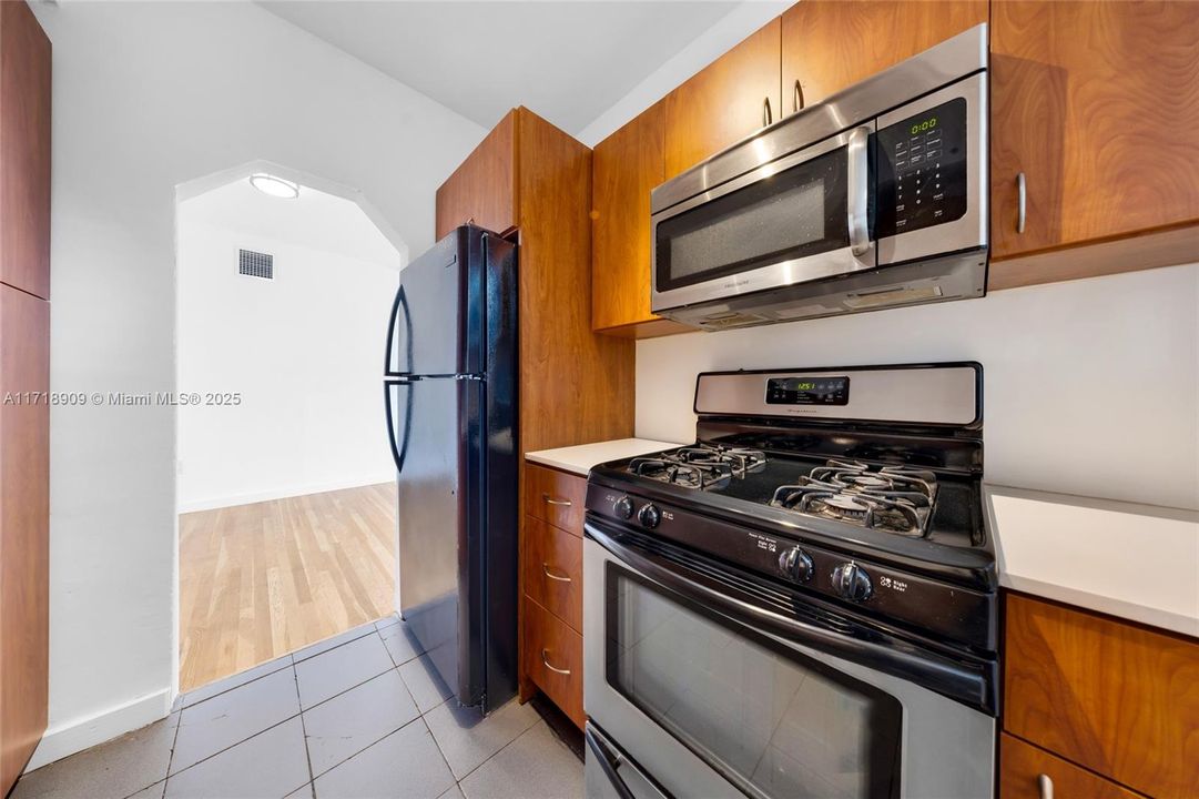 For Rent: $2,100 (1 beds, 1 baths, 650 Square Feet)