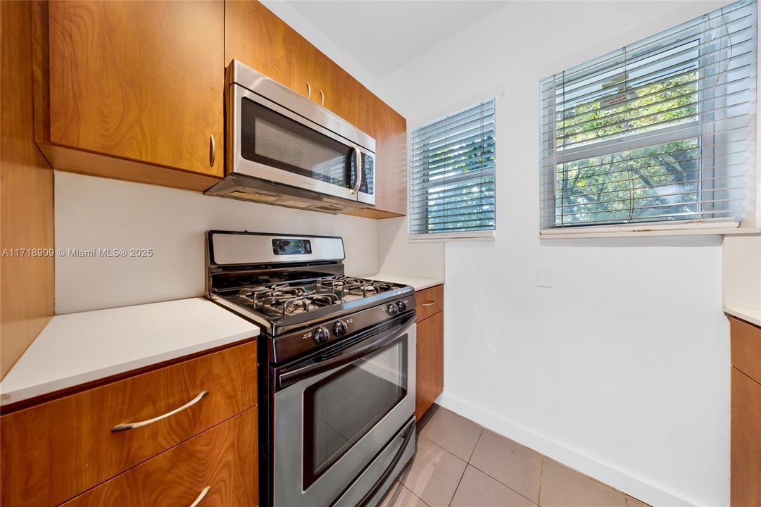 For Rent: $2,100 (1 beds, 1 baths, 650 Square Feet)