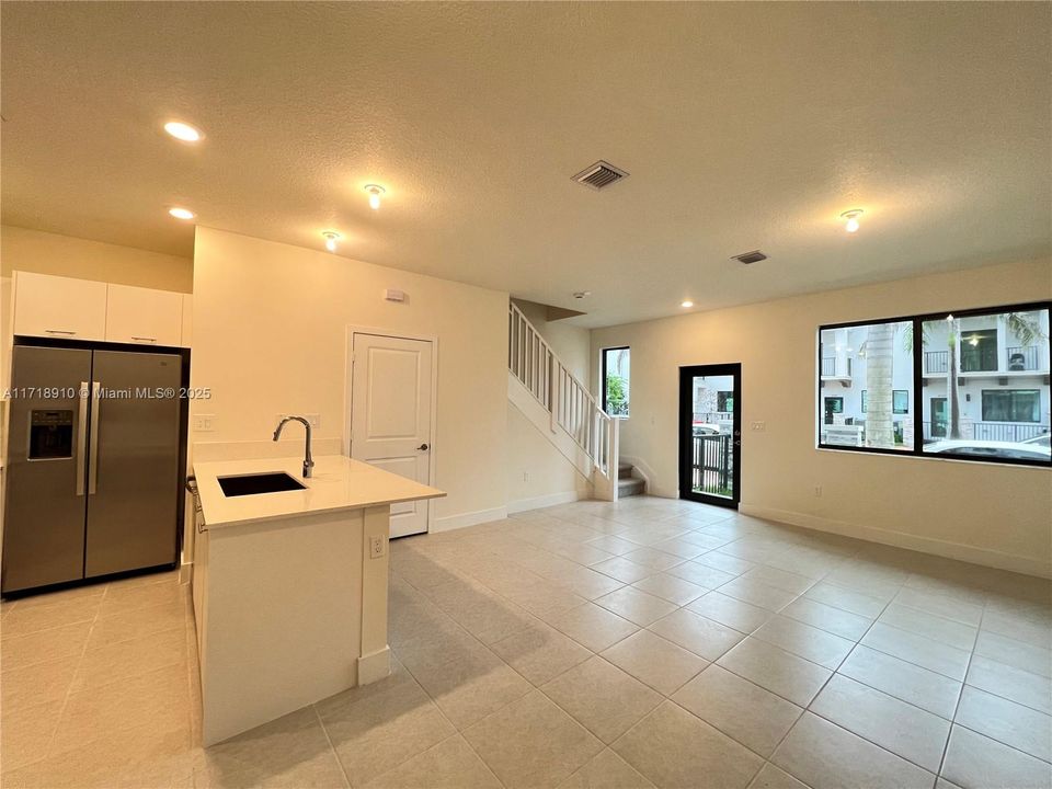 For Rent: $3,950 (3 beds, 2 baths, 1424 Square Feet)