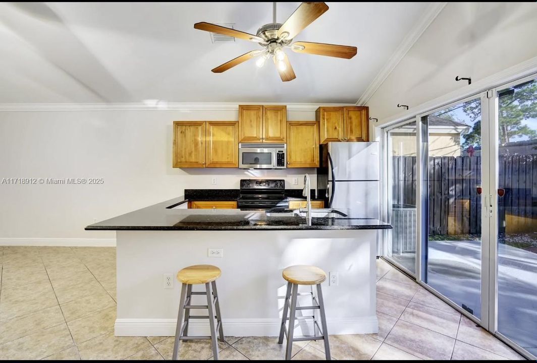 For Rent: $2,600 (2 beds, 1 baths, 867 Square Feet)