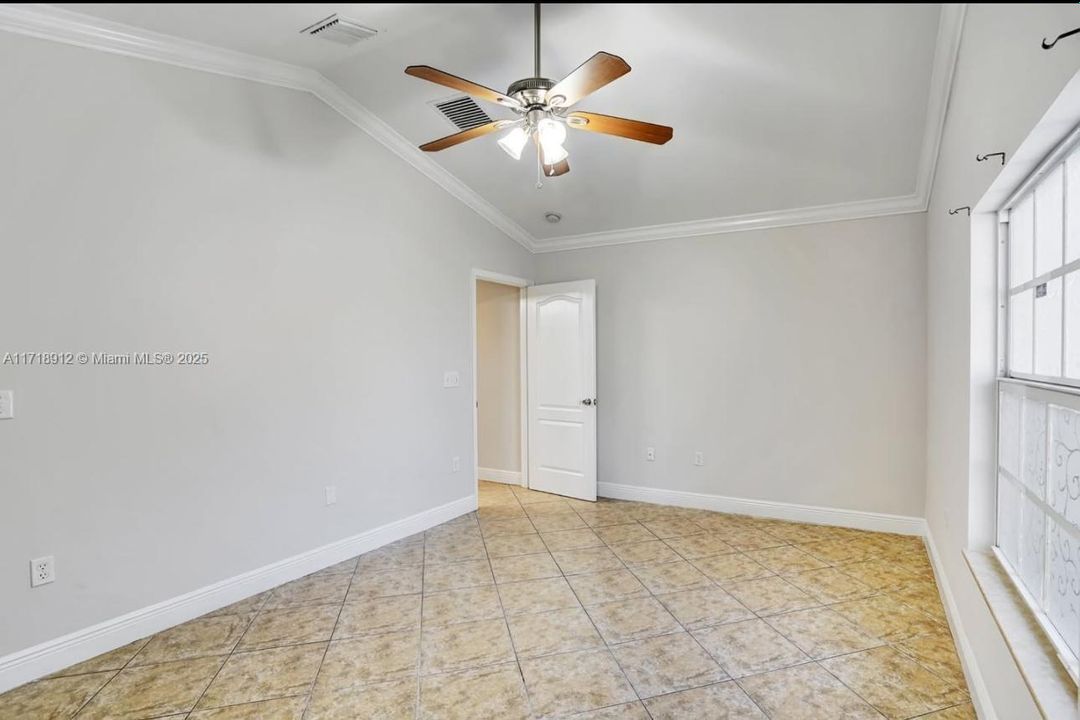 For Rent: $2,600 (2 beds, 1 baths, 867 Square Feet)