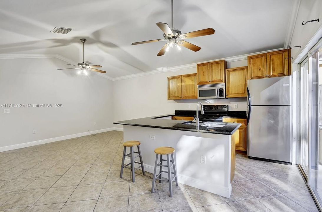 For Rent: $2,600 (2 beds, 1 baths, 867 Square Feet)