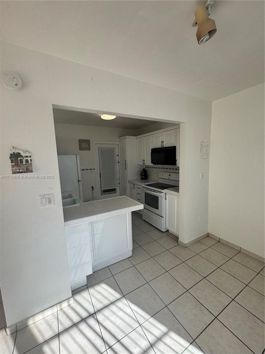 For Rent: $1,975 (1 beds, 1 baths, 767 Square Feet)