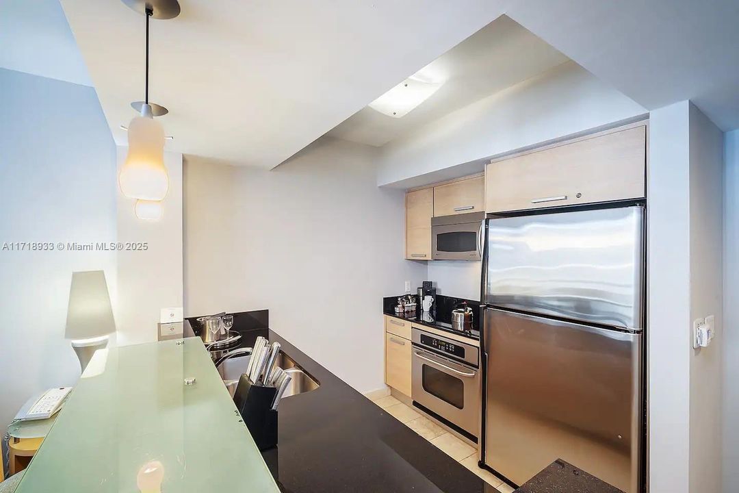 For Sale: $660,000 (1 beds, 1 baths, 688 Square Feet)