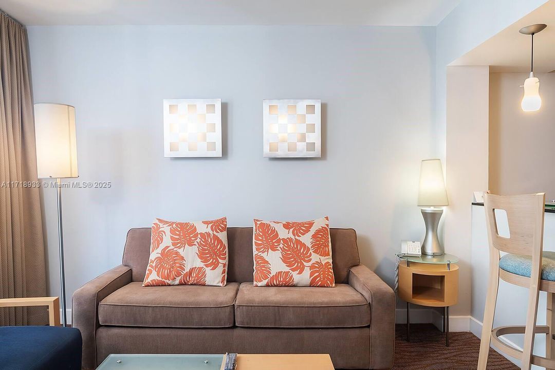 For Sale: $660,000 (1 beds, 1 baths, 688 Square Feet)