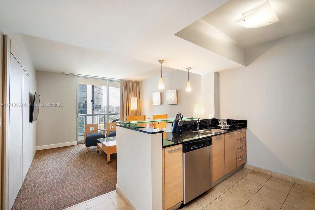 For Sale: $660,000 (1 beds, 1 baths, 688 Square Feet)