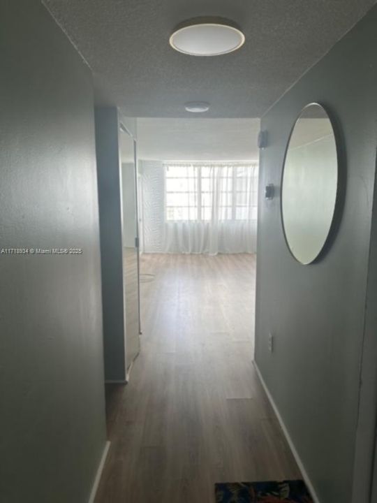 For Rent: $1,900 (1 beds, 2 baths, 870 Square Feet)