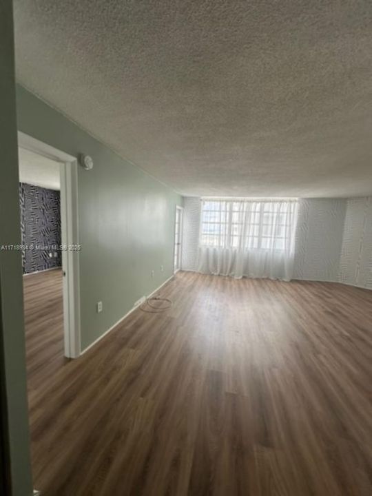 For Rent: $1,900 (1 beds, 2 baths, 870 Square Feet)