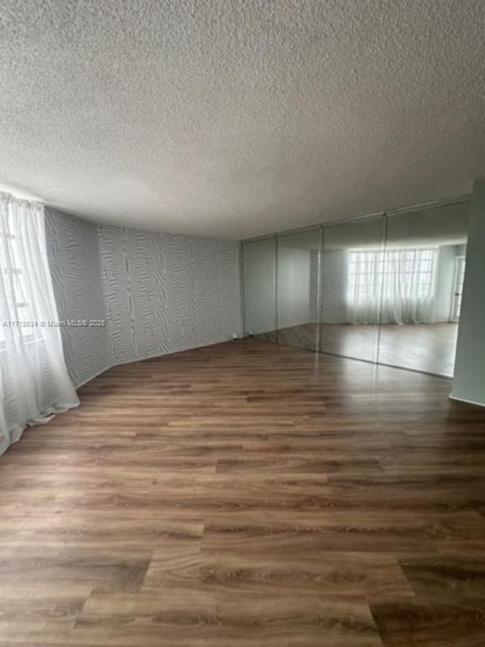 For Rent: $1,900 (1 beds, 2 baths, 870 Square Feet)