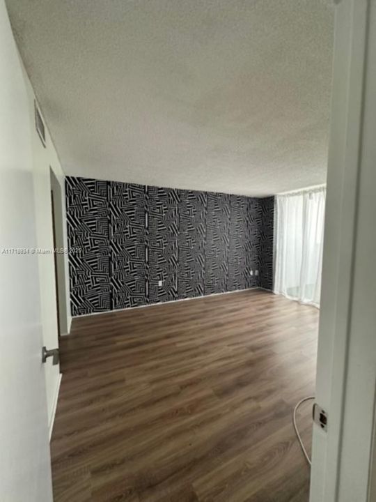 For Rent: $1,900 (1 beds, 2 baths, 870 Square Feet)