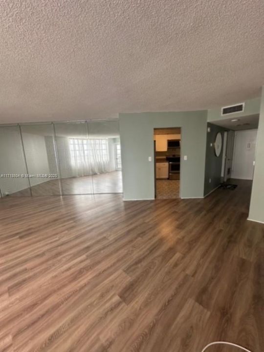 For Rent: $1,900 (1 beds, 2 baths, 870 Square Feet)