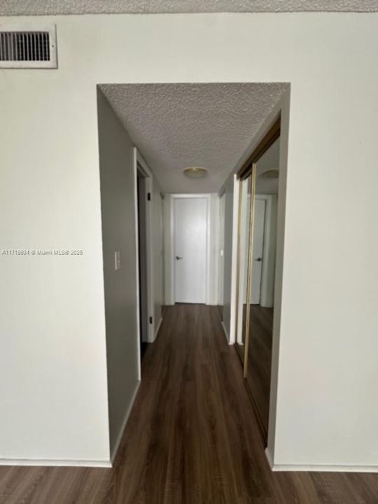 For Rent: $1,900 (1 beds, 2 baths, 870 Square Feet)