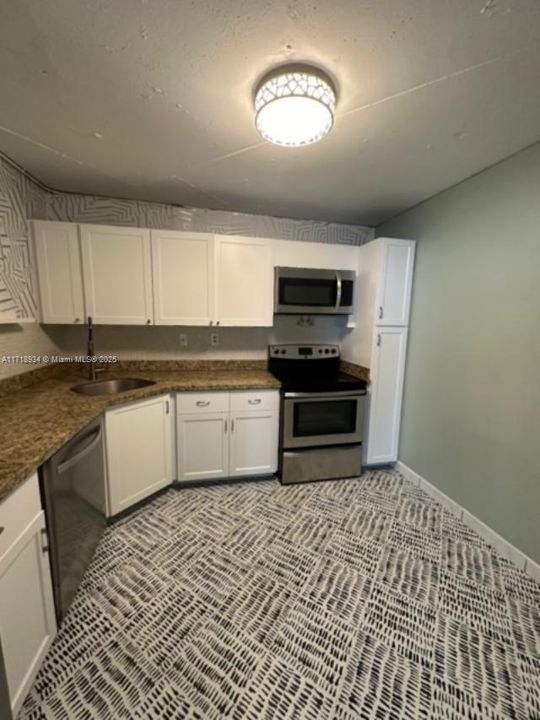 For Rent: $1,900 (1 beds, 2 baths, 870 Square Feet)