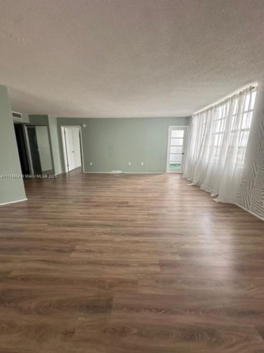 For Rent: $1,900 (1 beds, 2 baths, 870 Square Feet)