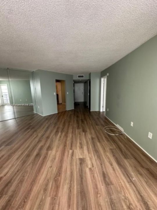 For Rent: $1,900 (1 beds, 2 baths, 870 Square Feet)