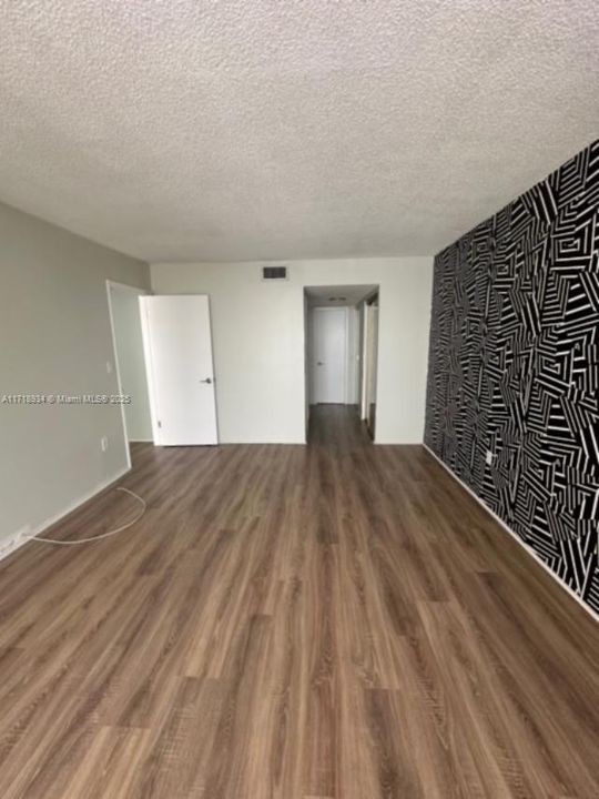 For Rent: $1,900 (1 beds, 2 baths, 870 Square Feet)