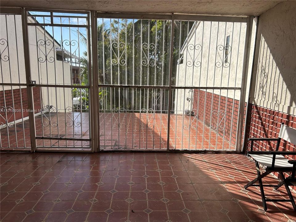 For Sale: $400,000 (2 beds, 2 baths, 1292 Square Feet)