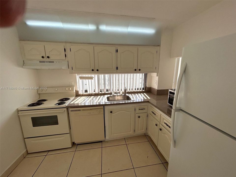 For Rent: $1,900 (1 beds, 1 baths, 767 Square Feet)