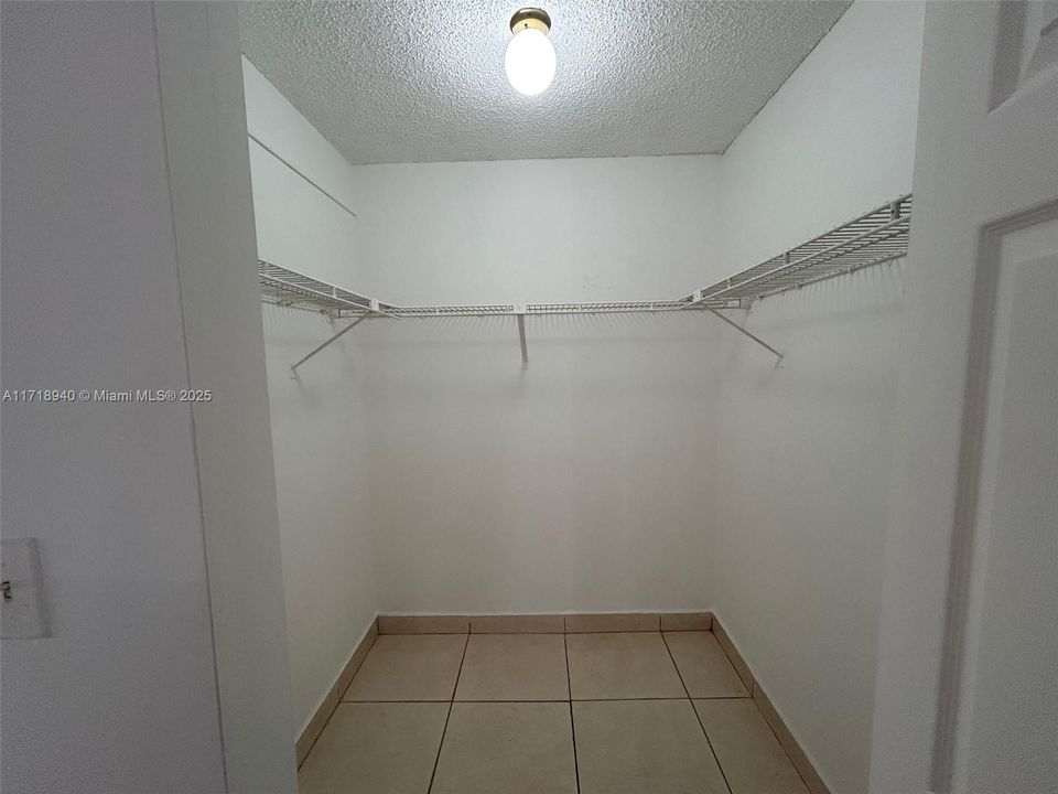 For Rent: $1,900 (1 beds, 1 baths, 767 Square Feet)