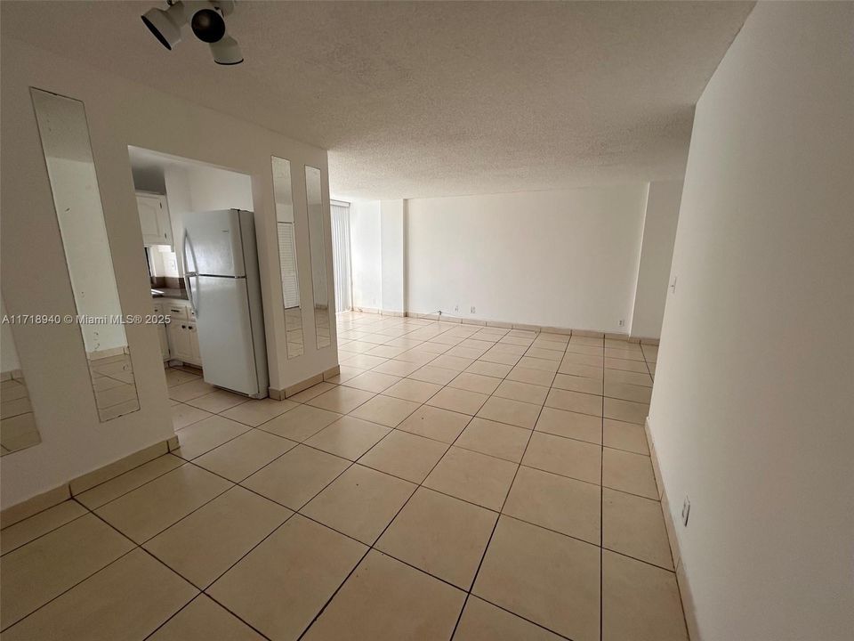 For Rent: $1,900 (1 beds, 1 baths, 767 Square Feet)