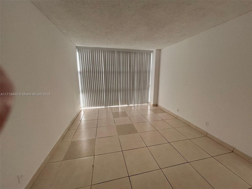 For Rent: $1,900 (1 beds, 1 baths, 767 Square Feet)