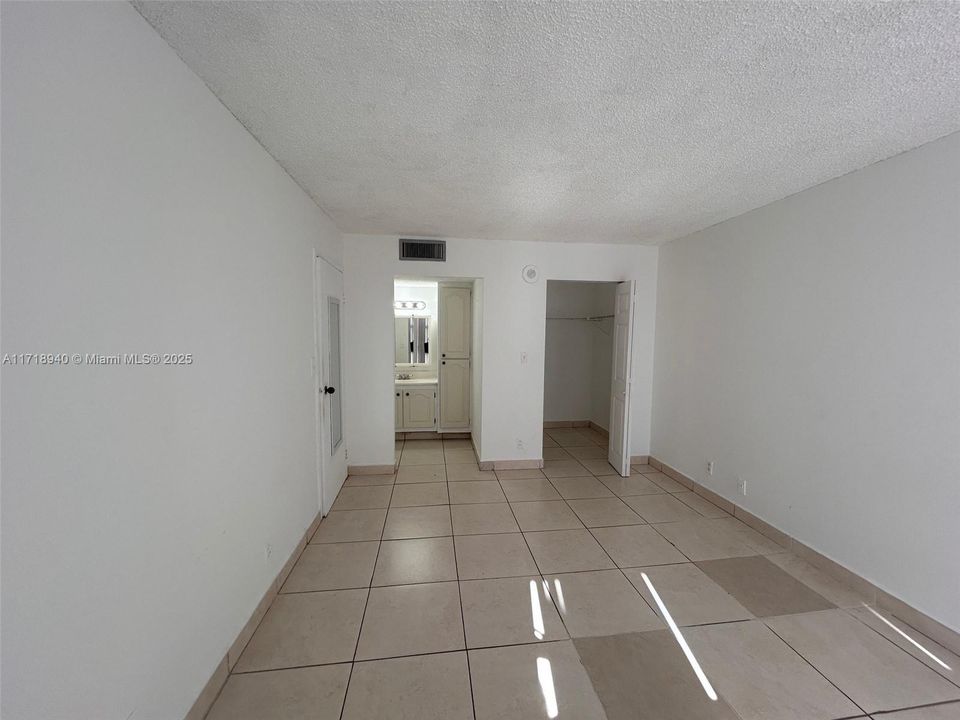 For Rent: $1,900 (1 beds, 1 baths, 767 Square Feet)