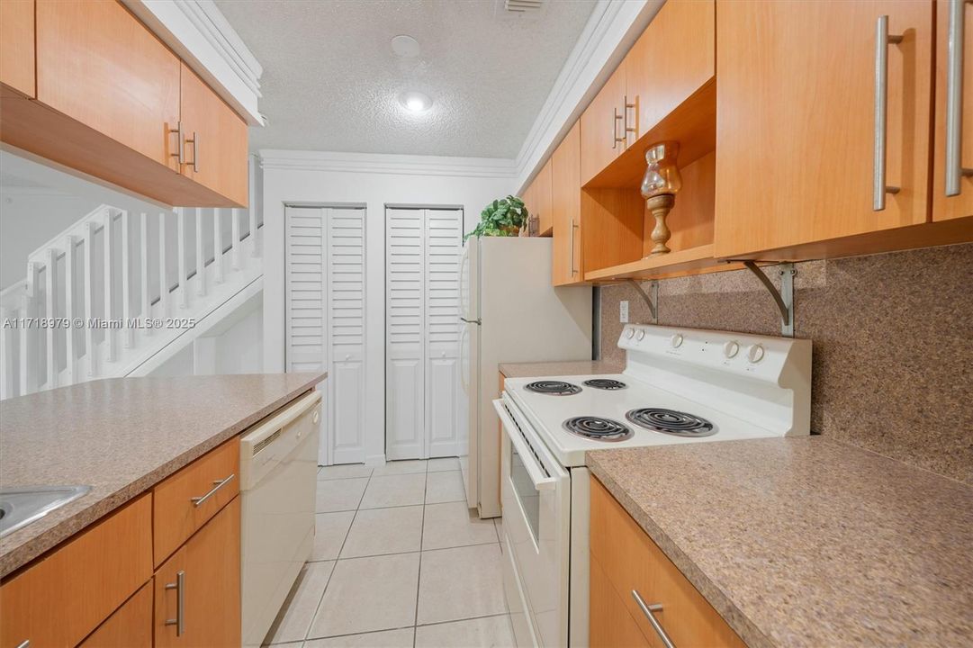 For Sale: $250,000 (1 beds, 1 baths, 750 Square Feet)