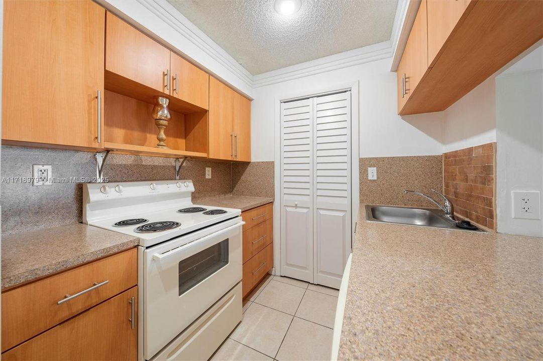 For Sale: $250,000 (1 beds, 1 baths, 750 Square Feet)