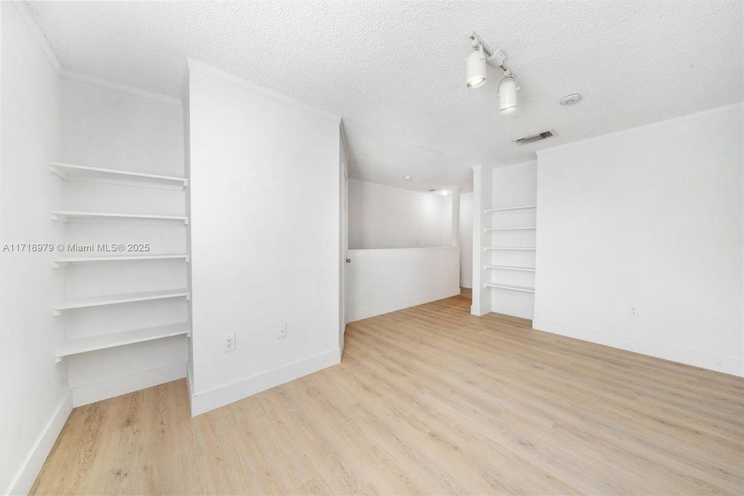 For Sale: $250,000 (1 beds, 1 baths, 750 Square Feet)