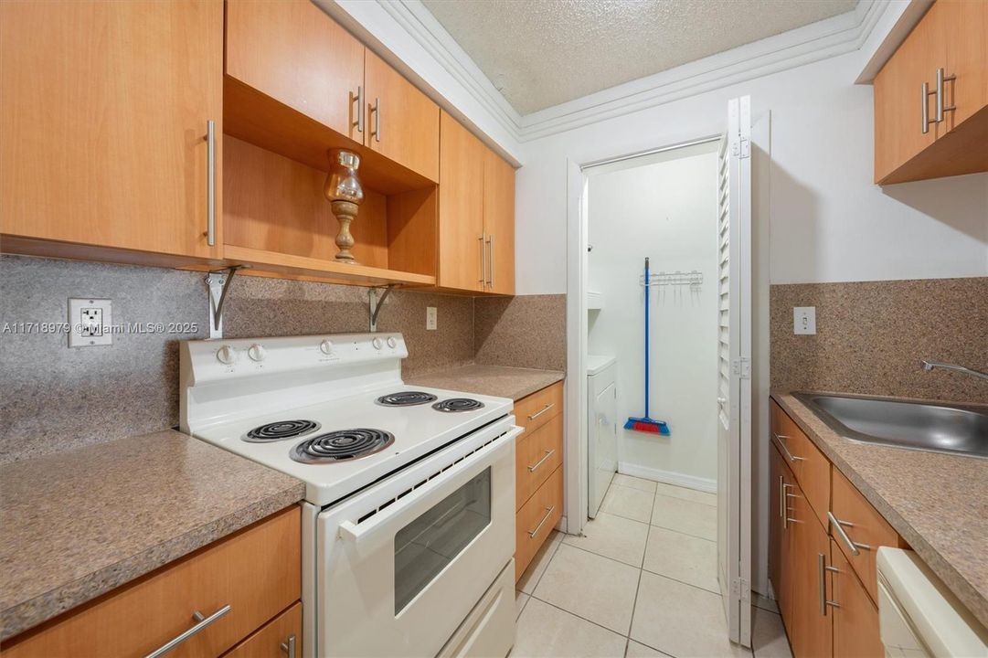 For Sale: $250,000 (1 beds, 1 baths, 750 Square Feet)