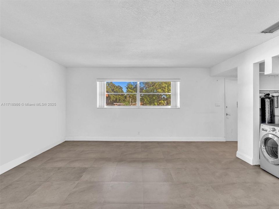 For Sale: $210,000 (1 beds, 1 baths, 670 Square Feet)