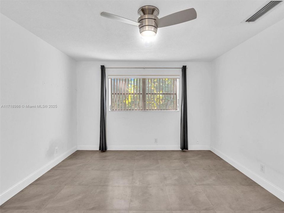 For Sale: $210,000 (1 beds, 1 baths, 670 Square Feet)