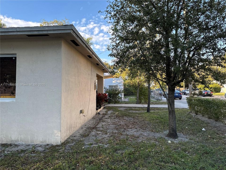 For Rent: $3,400 (3 beds, 2 baths, 1360 Square Feet)