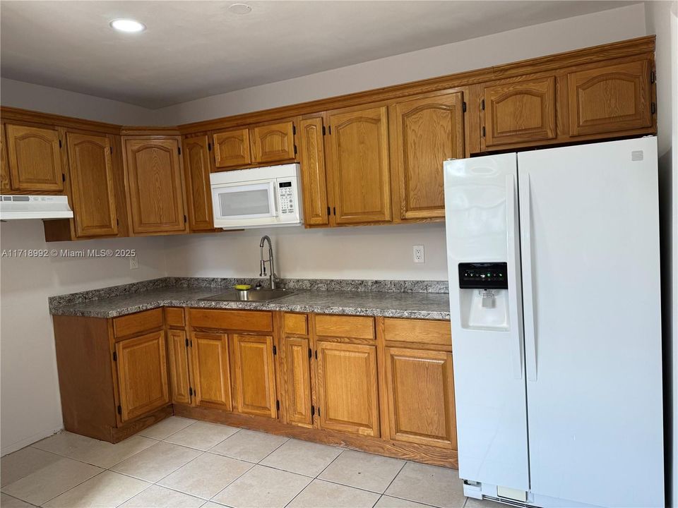 For Rent: $3,600 (3 beds, 2 baths, 1380 Square Feet)