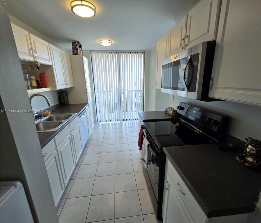 For Rent: $2,800 (2 beds, 2 baths, 1150 Square Feet)