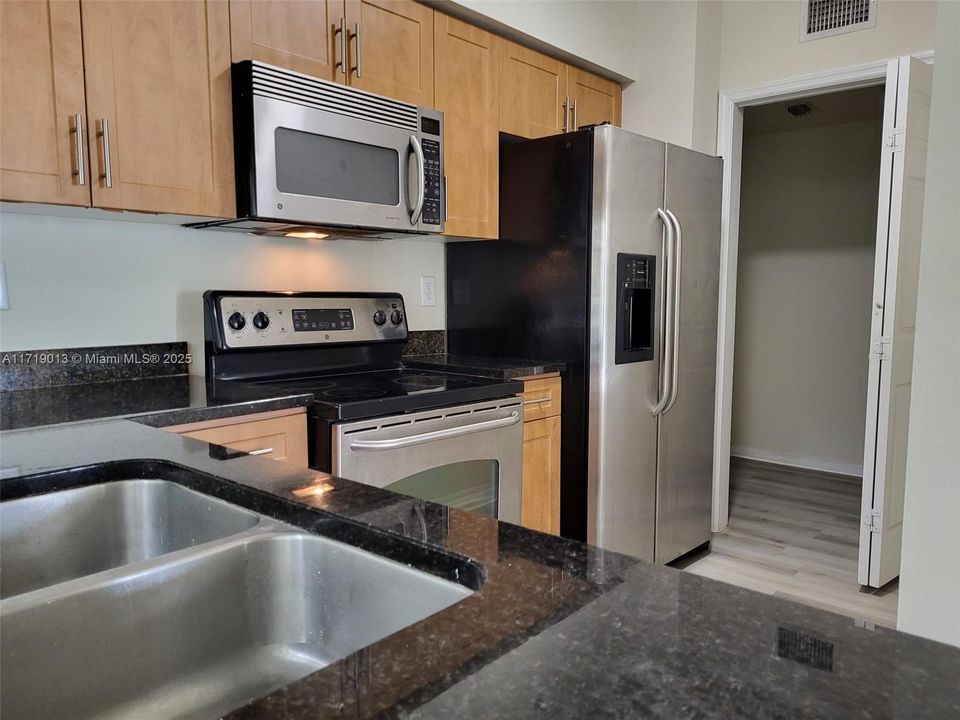 For Rent: $2,150 (2 beds, 2 baths, 1141 Square Feet)