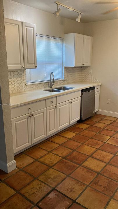 For Rent: $1,975 (2 beds, 1 baths, 912 Square Feet)