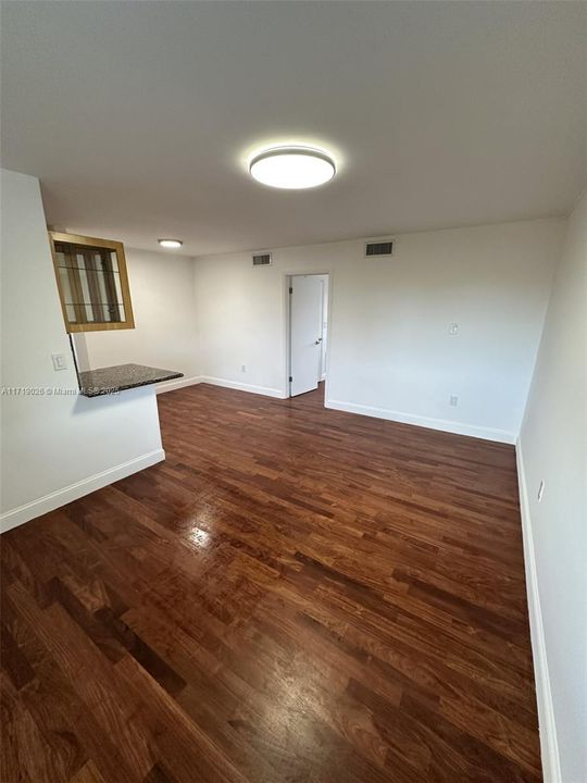 For Rent: $1,950 (1 beds, 1 baths, 600 Square Feet)