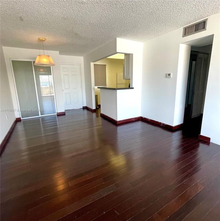 For Rent: $2,300 (1 beds, 1 baths, 649 Square Feet)