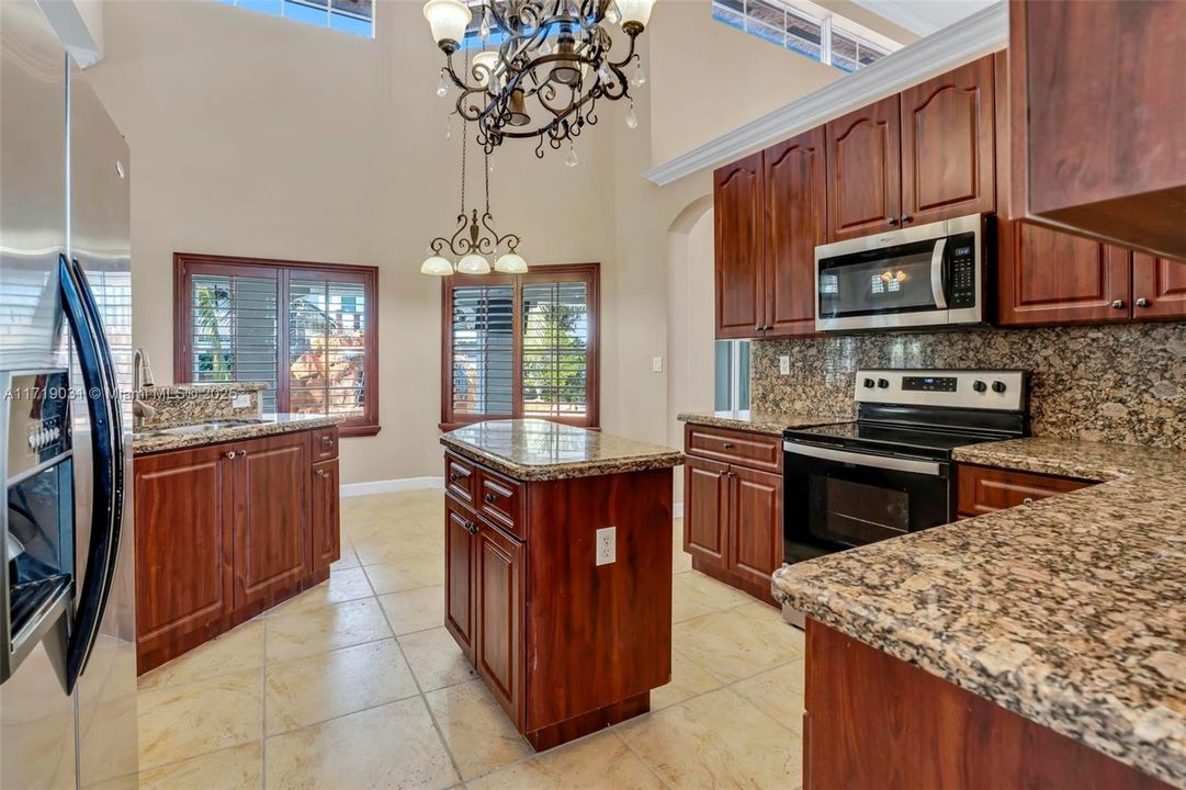 最近售出: $1,280,000 (5 贝兹, 4 浴室, 3385 平方英尺)