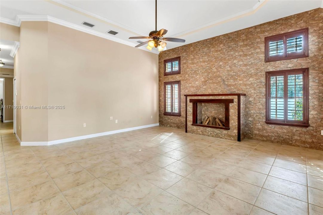 最近售出: $1,280,000 (5 贝兹, 4 浴室, 3385 平方英尺)