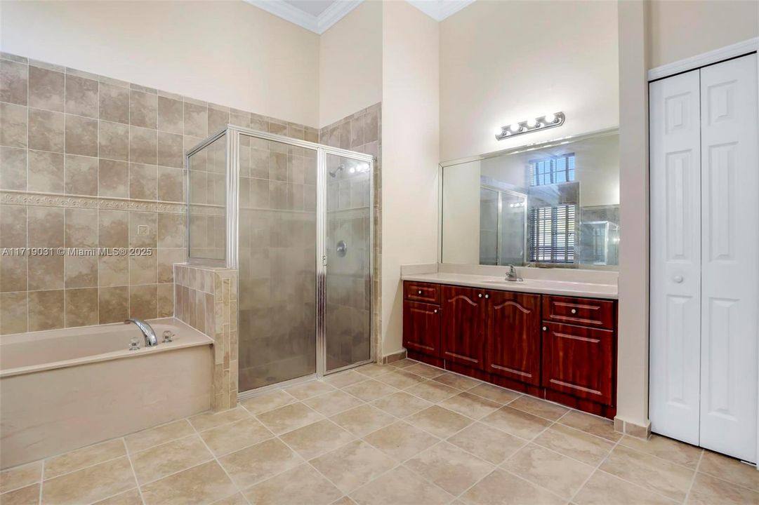 最近售出: $1,280,000 (5 贝兹, 4 浴室, 3385 平方英尺)