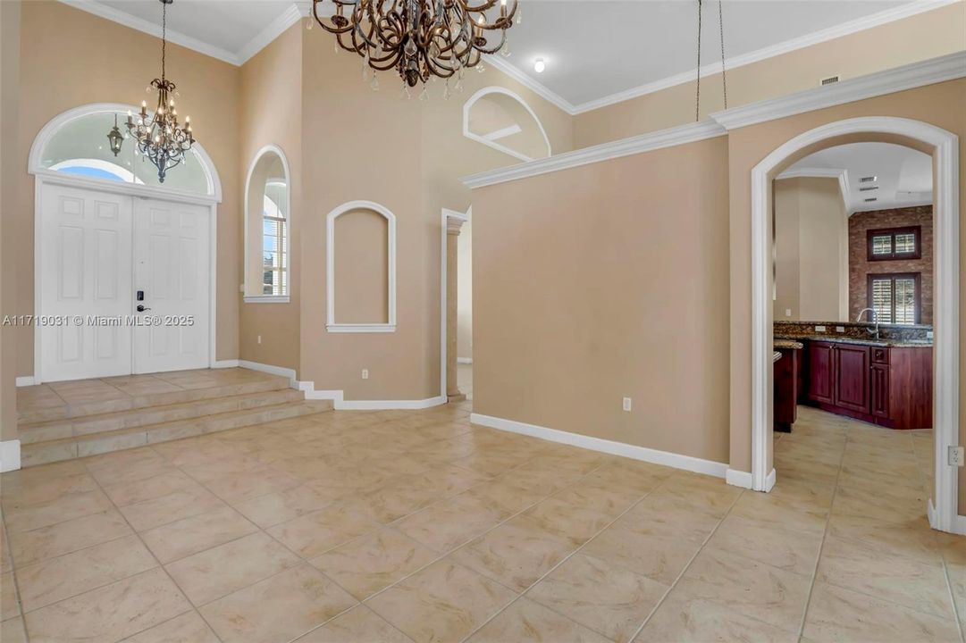 最近售出: $1,280,000 (5 贝兹, 4 浴室, 3385 平方英尺)